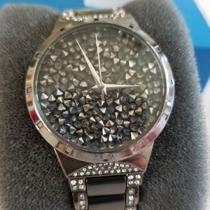 Watch with extra links